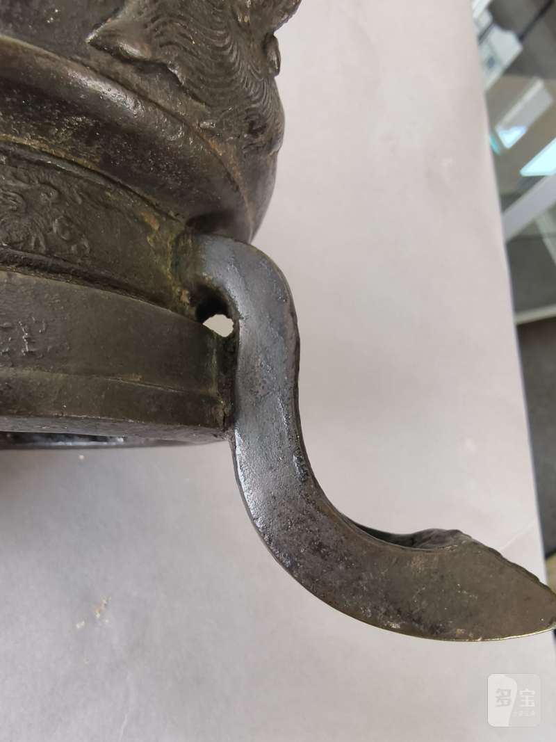 Two bronze incense burners, one on three legs, the second in the shape of a 'fang ding' - 图8
